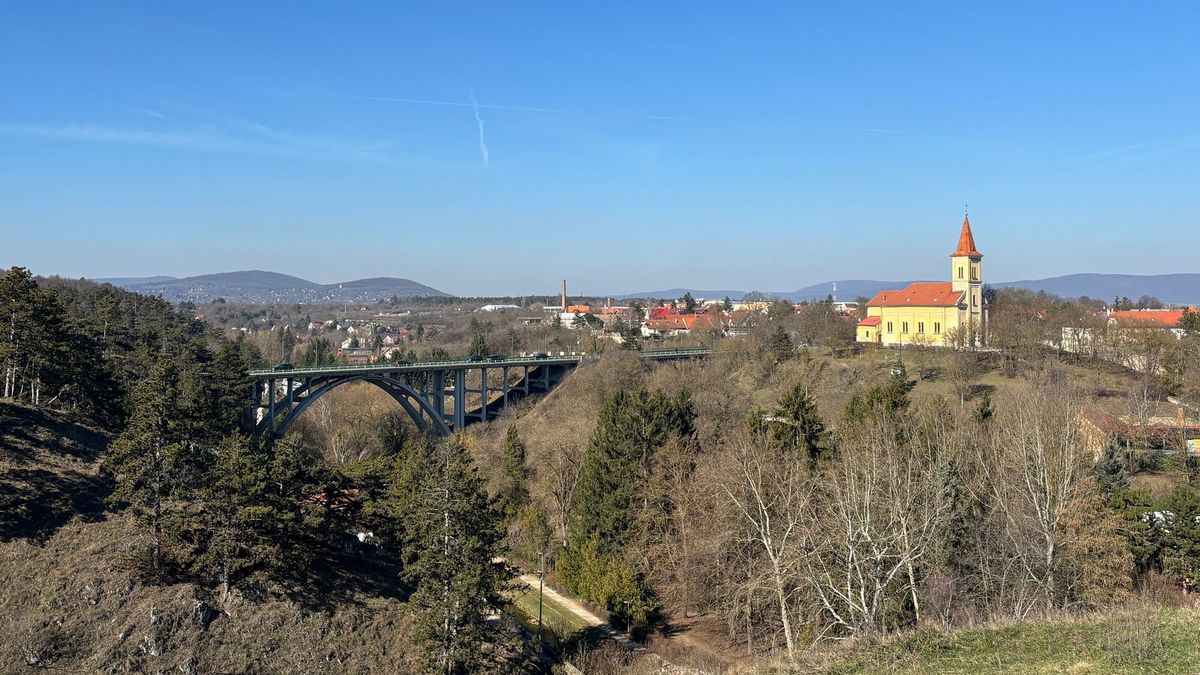 Csütörtökre napsütés és élénk szél várható