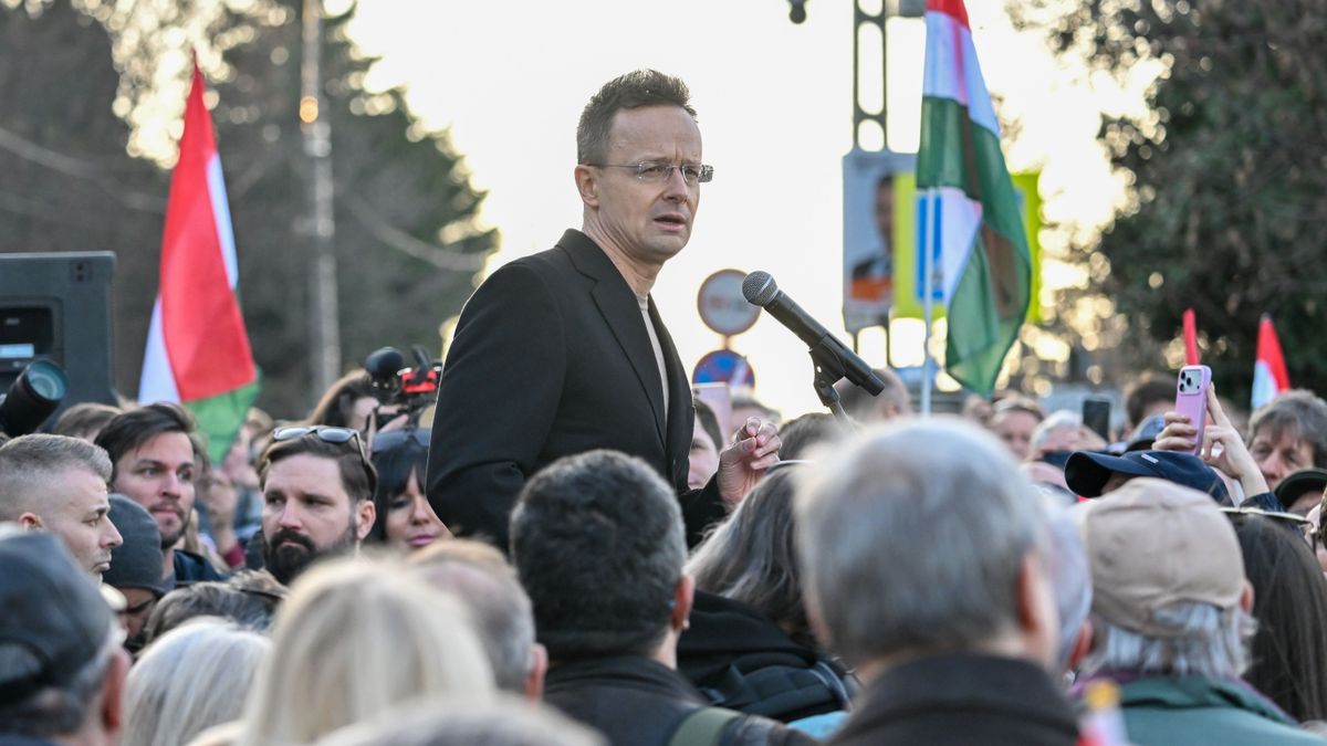 Szijjártó Péter: az ukrán külügyminiszter inkább válaszoljon az aranykonvoj ügyében