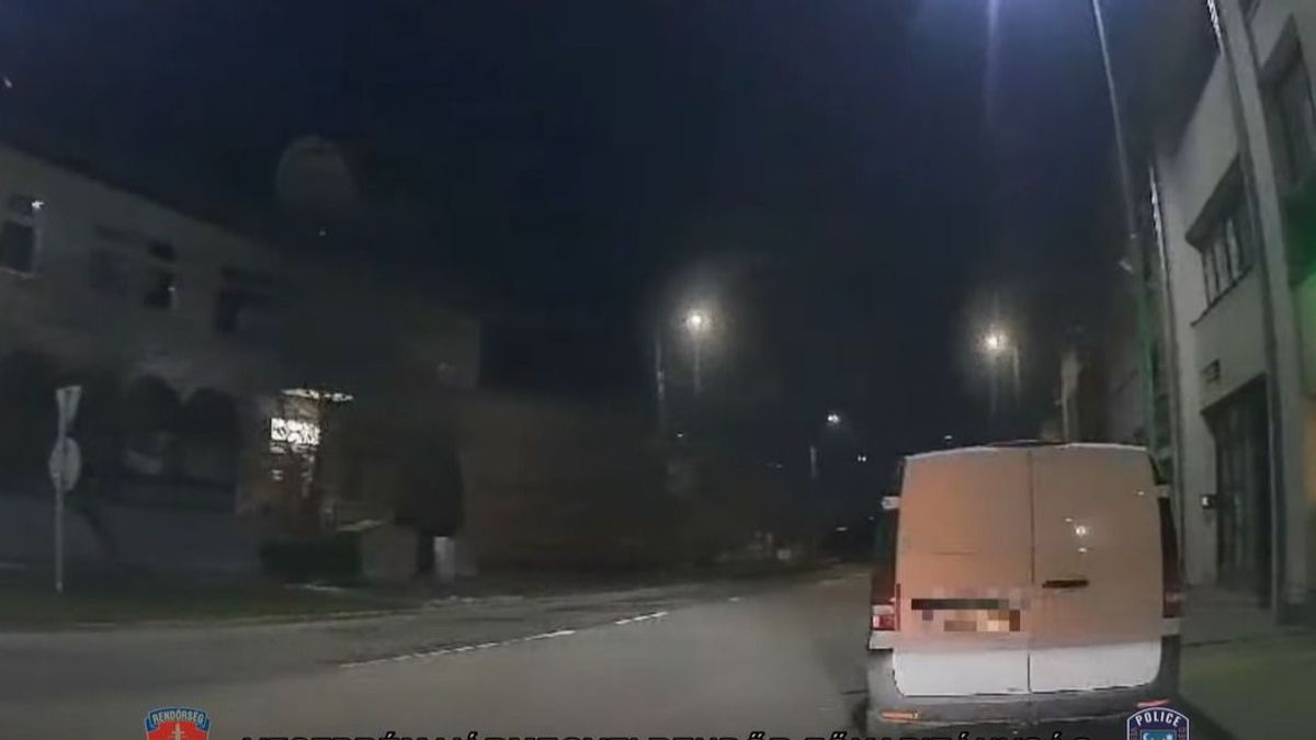 Világítás nélkül autózott – lecsaptak a rendőrök (videó)