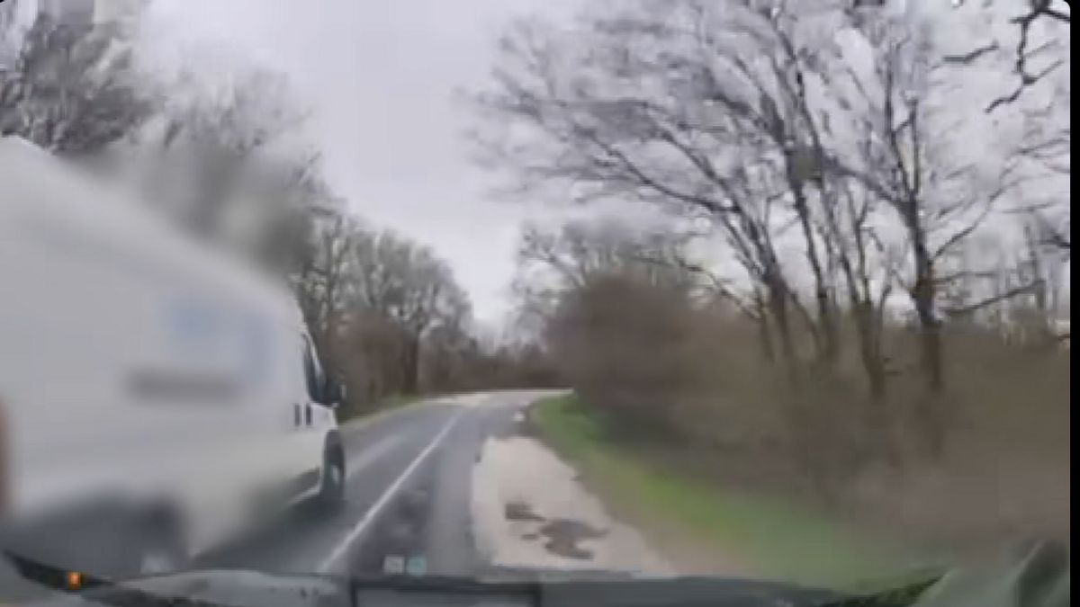 Saját vesztébe rohant: rendőrautót előzött meg szabálytalanul (videó)