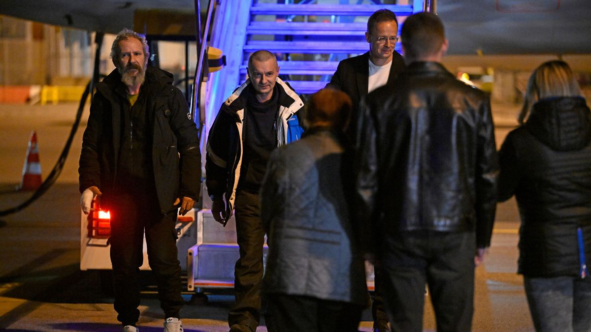 Hazatért a két magyar hadifogoly (videó)