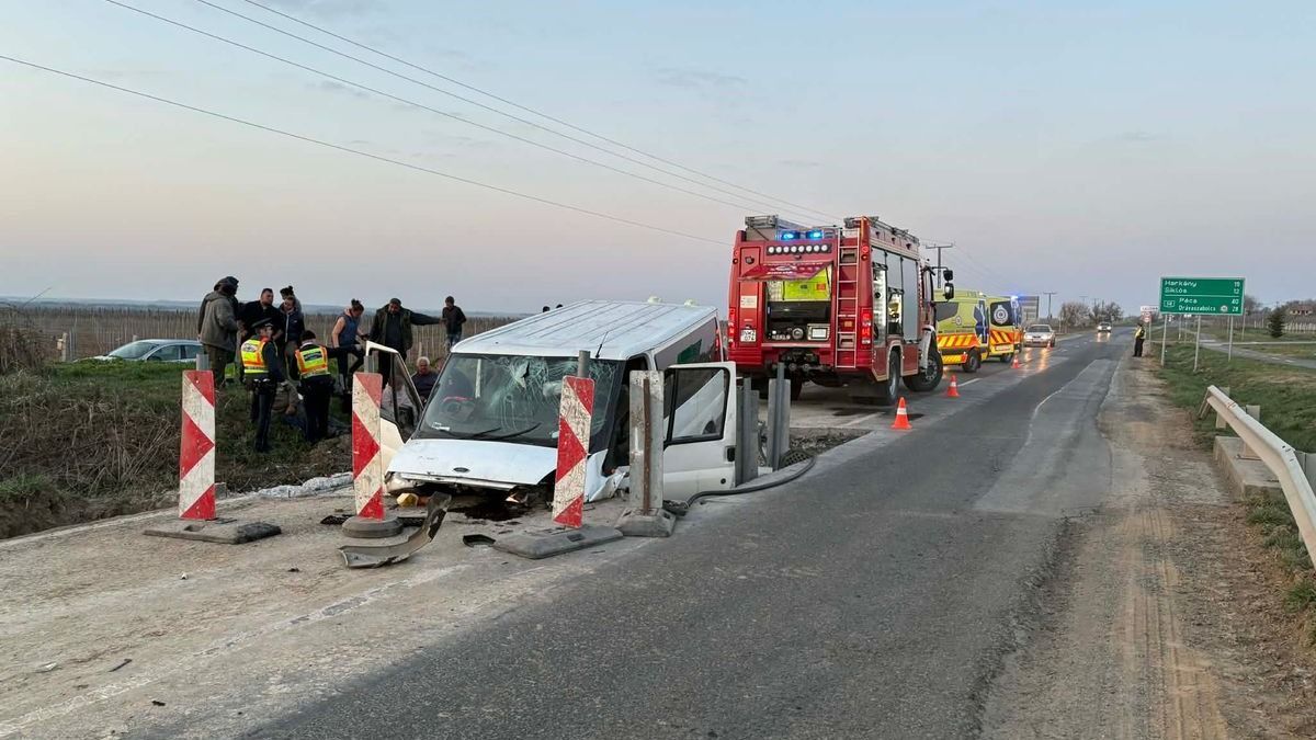 Gödörbe zuhant egy kisbusz, több súlyos sérültet is kórházba kellett szállítani (helyszíni fotók)