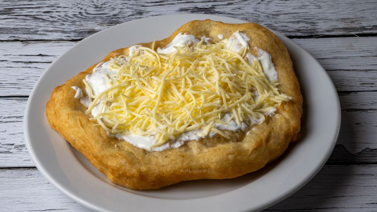 Megint vetélytársa lesz a balatoni lángosnak a Bakonyban, mutatjuk, mikor nyit ki a retró faház