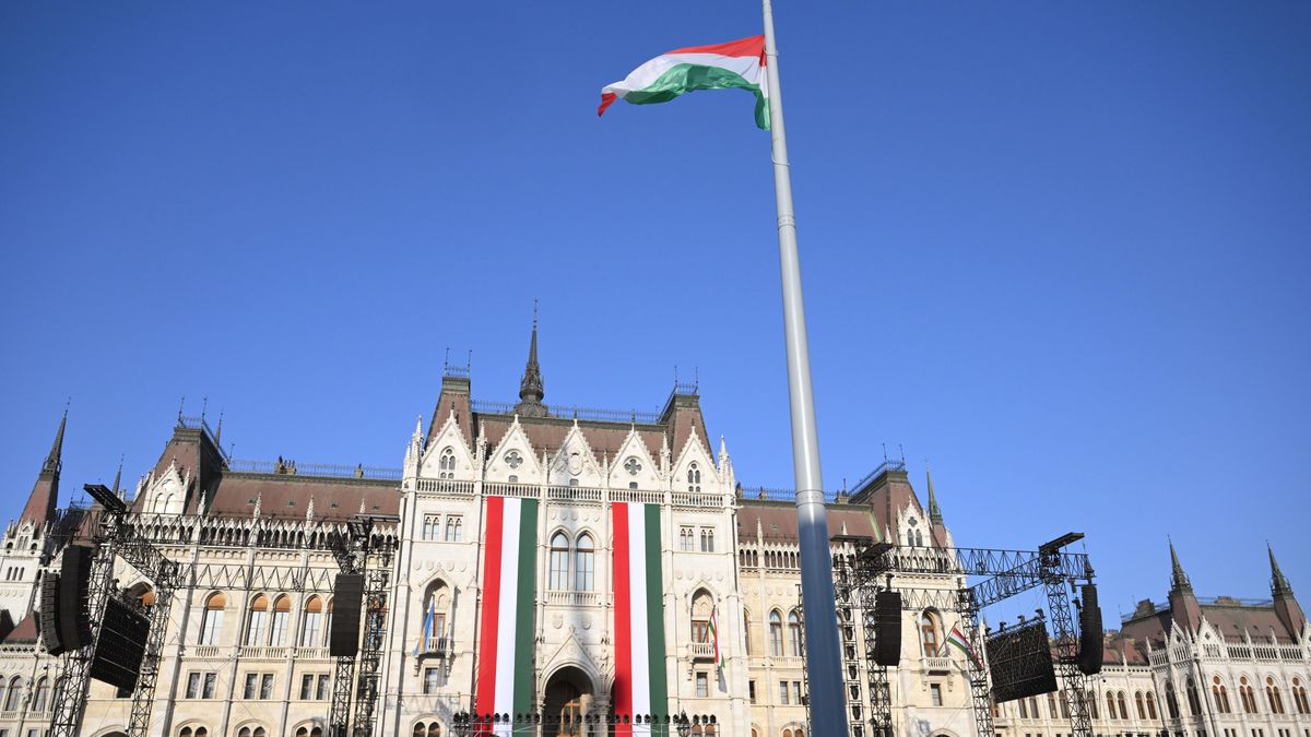 Felvonták a nemzeti lobogót az Országház előtt (videó)