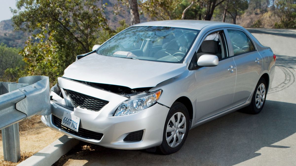 Szalagkorlátnak ütközött egy autó a 83-as főúton