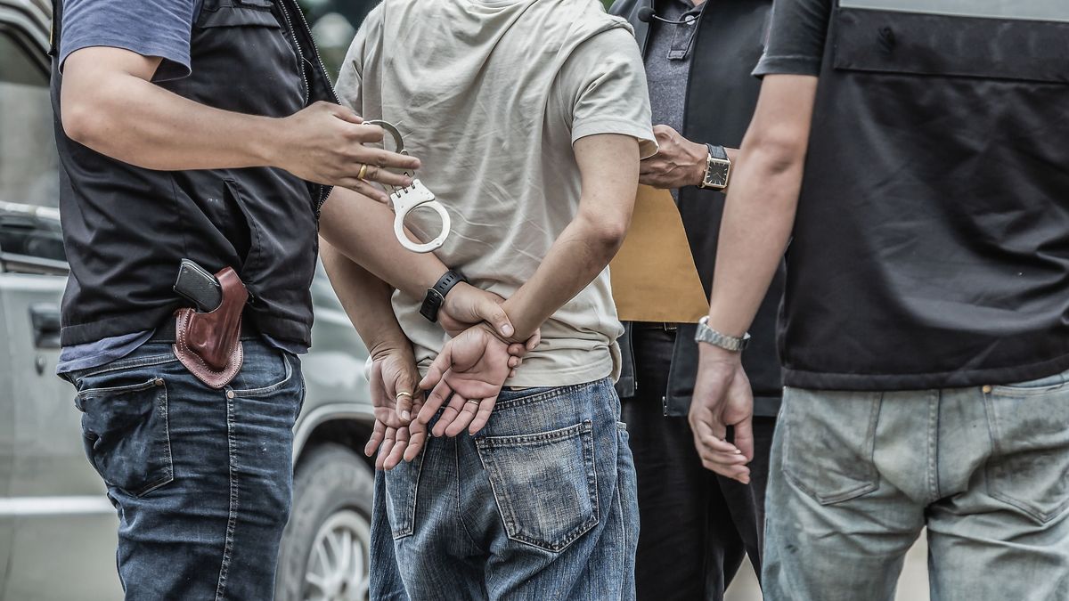 Aranytömböket és pénzt szállító ukránokat fogott el a NAV