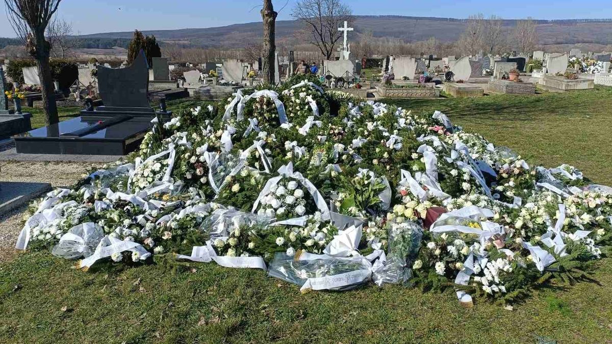 Rengetegen kísérték utolsó útjára Lang Zsuzsannát 