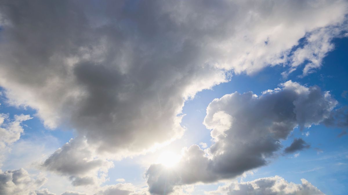 Záporok és élénk északkeleti szél várható