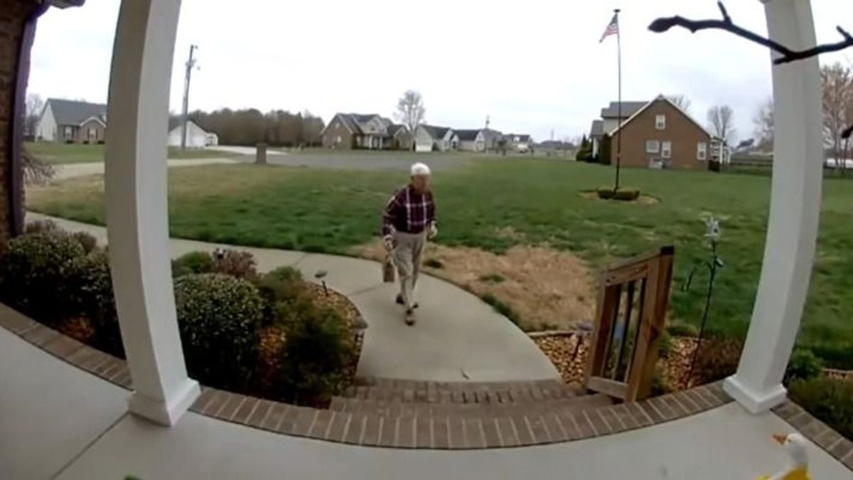 Adománycunamit indított egy TikTok-videó: 170 millió forintot kapott az idős futár