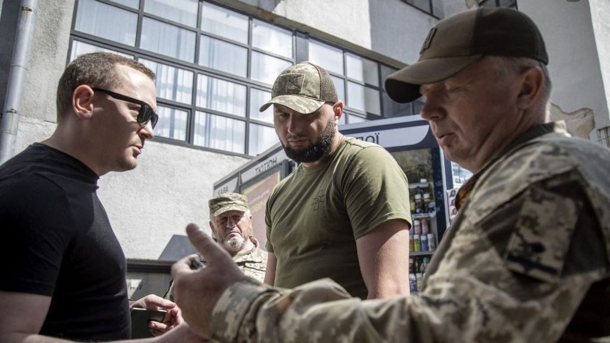 Videón a jelenet: férfit tuszkoltak egy furgonba Dnyipróban, a kutyája az utcán maradt