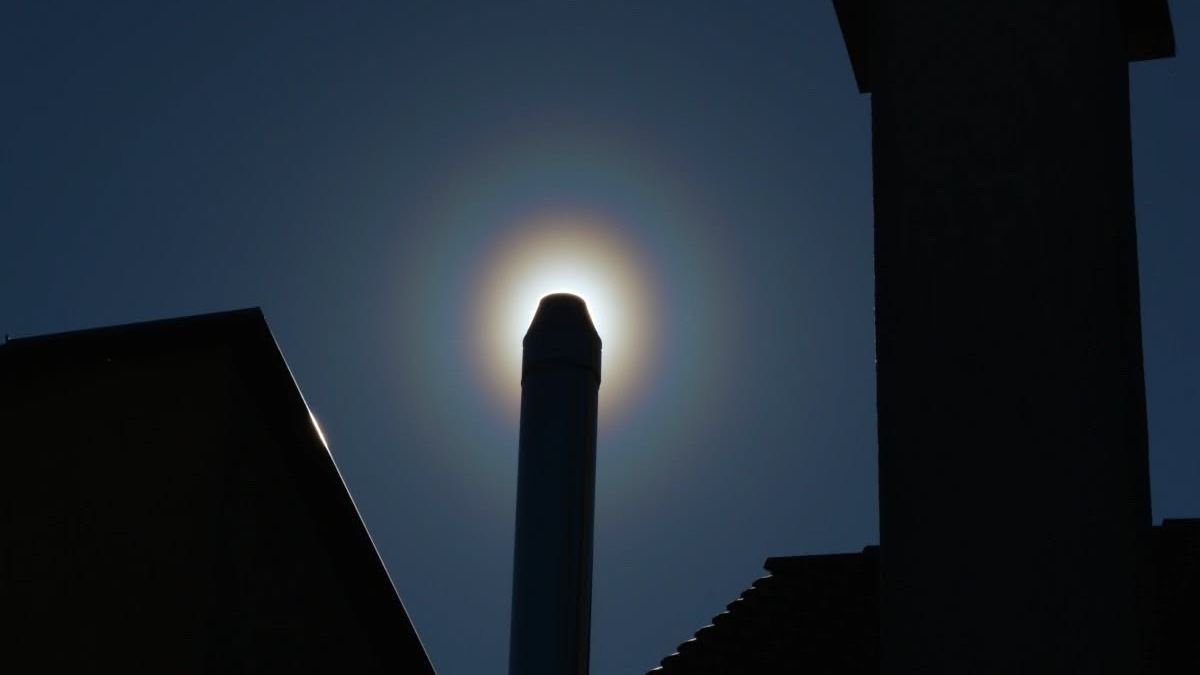 A fizikus megmutatta, hogyan fotózhatunk pollenkoszorút, egy gyönyörű, színes égi jelenséget (fotók + videó)