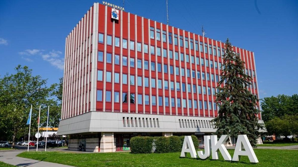 Baj van Ajka levegőjével, hiába a nyárias tavasz, ezt most nem jó belélegezni