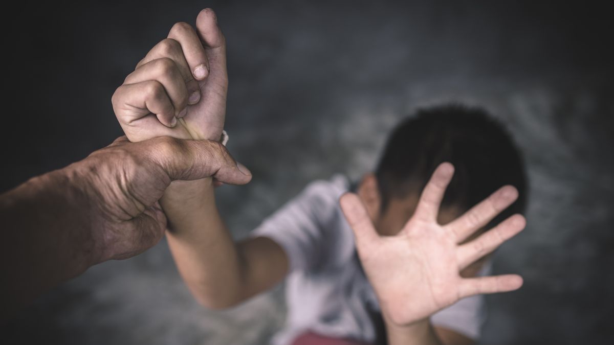 Dráma az ajkai utcán: egy férfi megverte fia osztálytársát