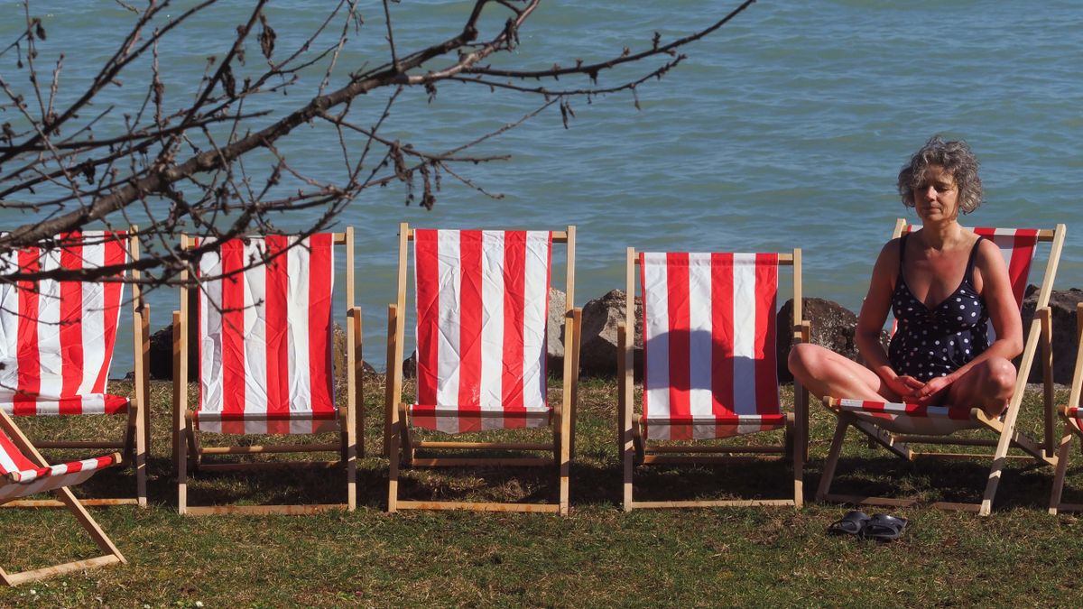 Sapka és fürdőruha: balatoni csobbanással búcsúztatták a telet Tihanyban (galéria)