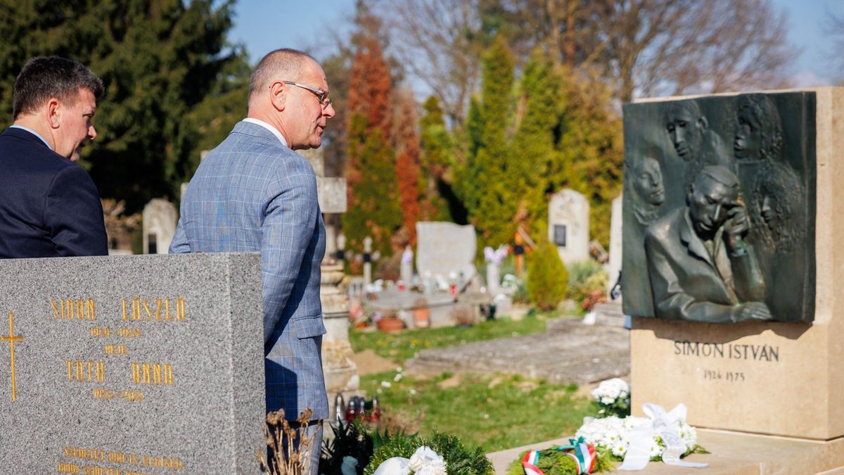 Okos parcellakövet avattak Bazsiban Simon István költő emlékére