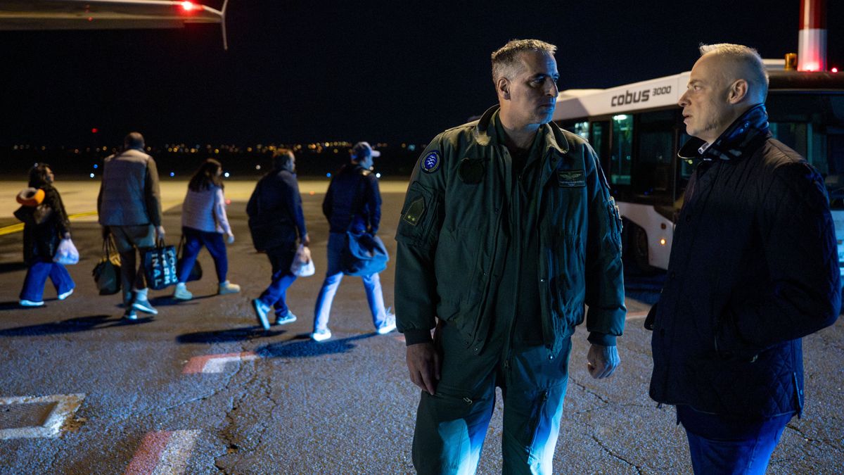 Több mint ezer magyart hoztak haza a közel-keleti mentesítő járatokkal