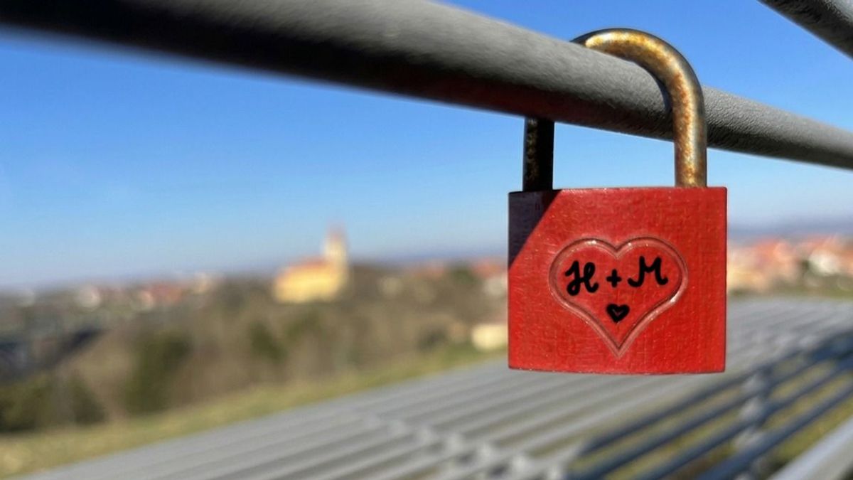 Ez a romantikus szokás hidakat döntött le: a szerelemlakatok története (galéria + videó)