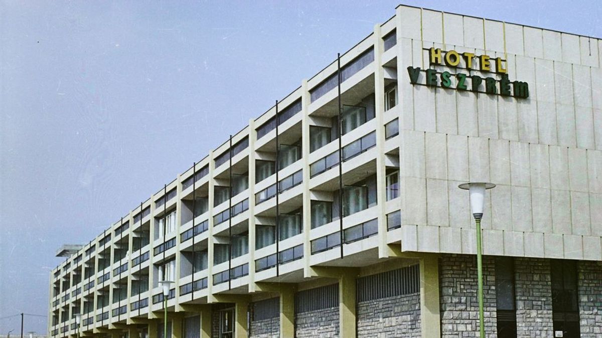 Időutazás 1967-be: a Hotel Veszprém eredeti brosúrája és a korszak varázsa (galéria)