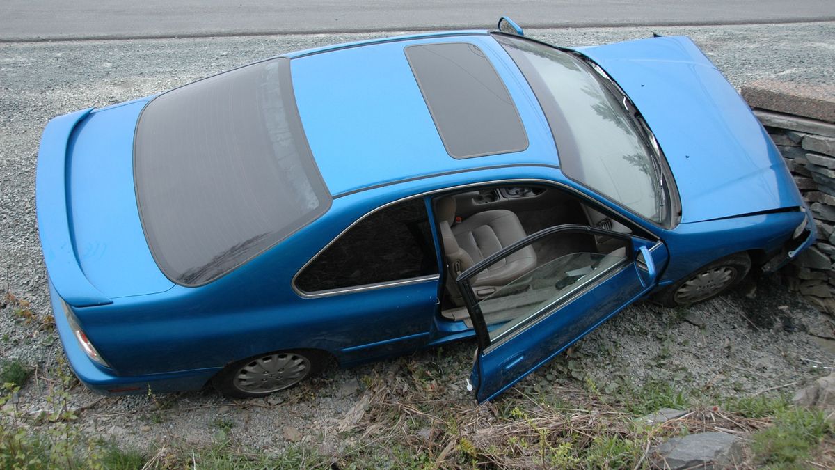 Árokba hajtott egy autó a 8-as főúton