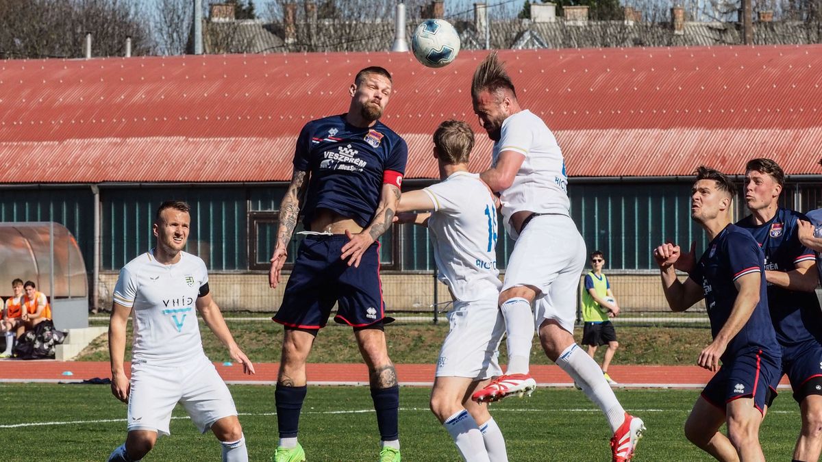 Gól a második percben, piros lap könyöklésért, hazai három pont (+ képek)