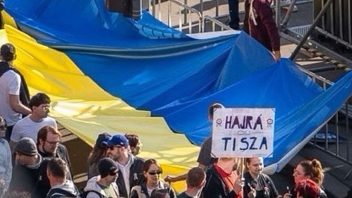 Le se tagadhatnák: ukrán zászlót feszítettek ki a tiszások a Hősök terén