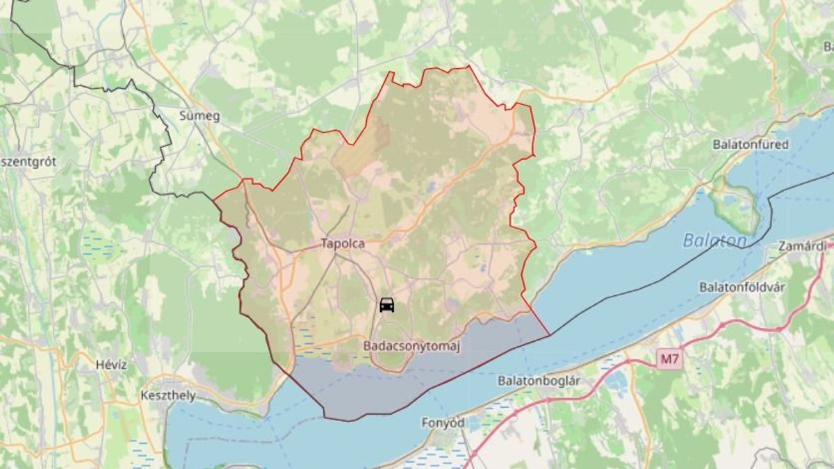 Durva karambol a lakótelepnél – üzemanyag folyt az útra