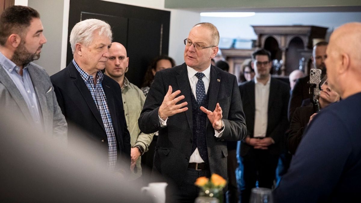 Navracsics Tibor is magabiztosan vezet, hiába próbálja szorosnak beállítani a versenyt az ellenzék