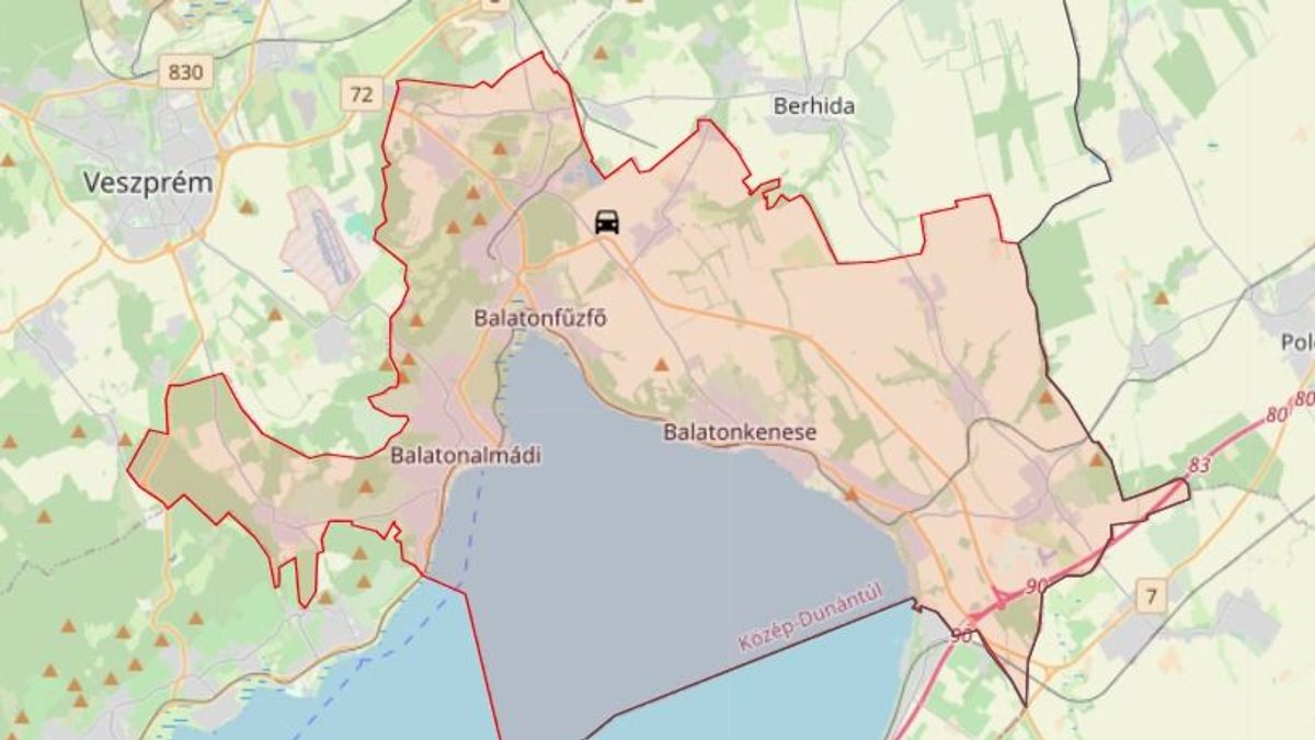 Autó csapódott a körforgalomba Papkeszinél – tűzoltók és rendőrök a helyszínen