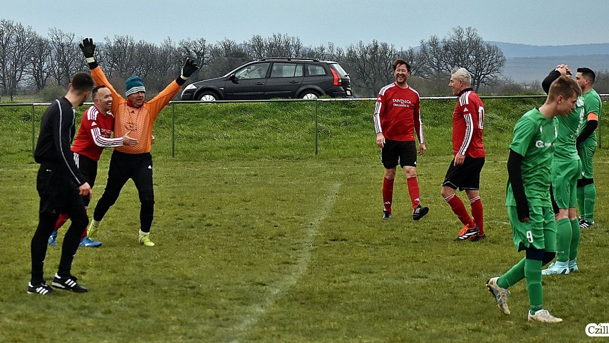 Nyolcvan méterről lőtt gólt a kapus, majd kiállították