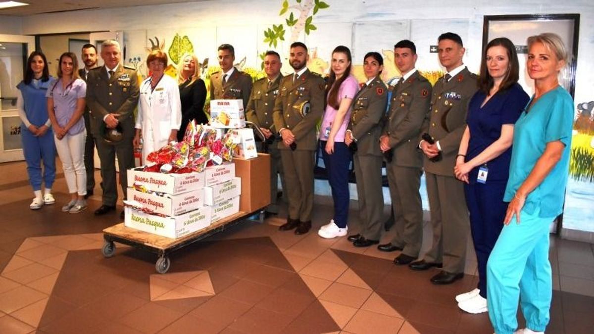 Az olasz NATO-kontingens tagjai húsvéti ajándékkal lepték meg a veszprémi kórház beteg gyermekeit (galéria)