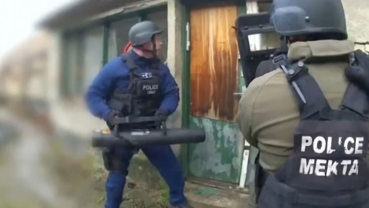 Rátörte az ajtót a szomszédjára – fegyver és közel 200 lőszer került elő az idős férfinál (+videó)