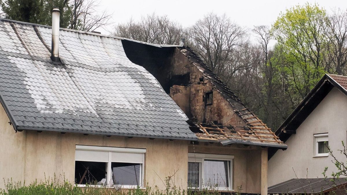 Lakhatatlanná vált a zirci tűzben érintett családi ház (helyszíni képek + videó)