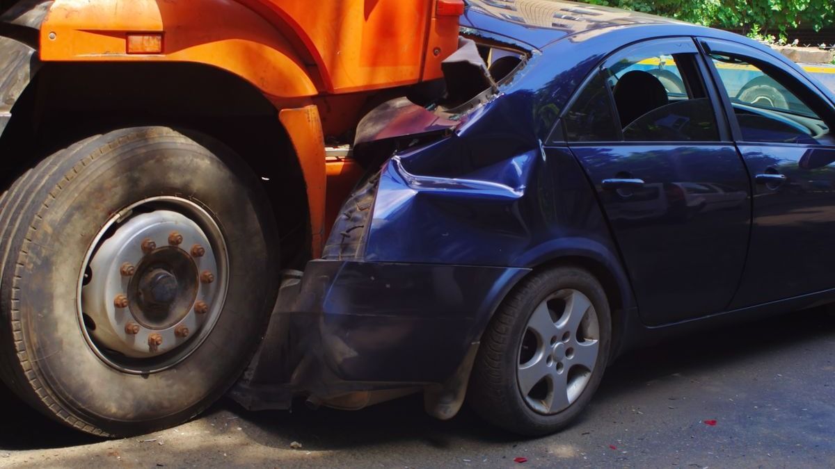 Ráfutásos baleset: összeütközött egy kisteherautó és egy személygépkocsi