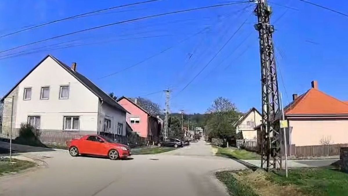 Újabb intő példa: kis híján balesetet okozott egy figyelmetlen sofőr (+ videó)