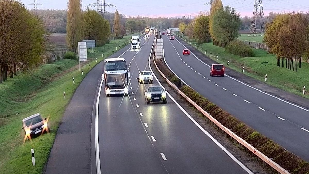 Cserbenhagyás a sztrádán: magára maradt a bajba jutott nő (+ videó)