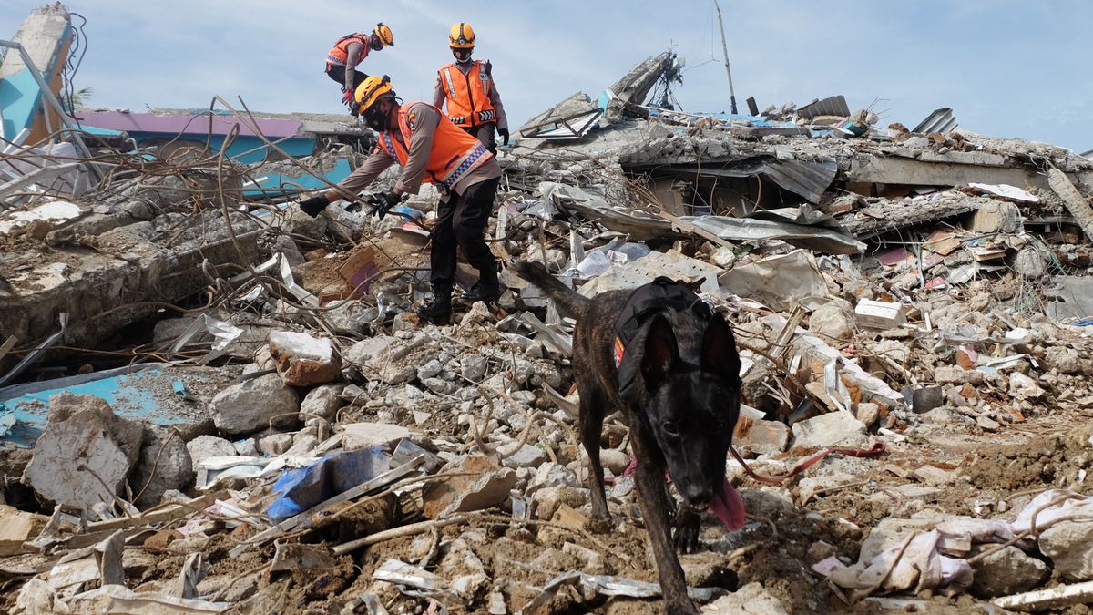 Erős földrengés rázta meg Indonézia partjait, halálos áldozat is van