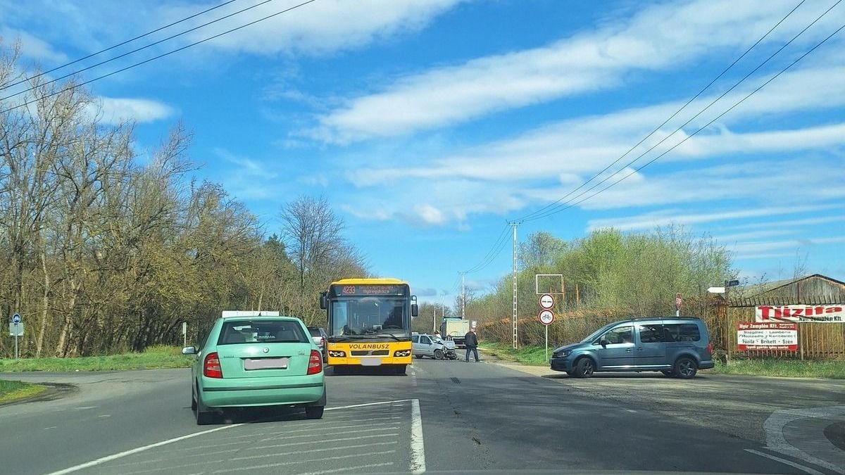 Helyszíni fotókon a brutális baleset: több jármű és egy busz ütközött