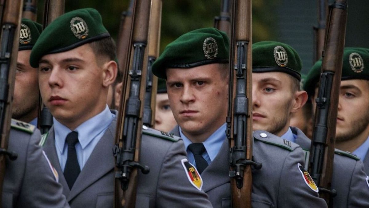 Engedélyhez kötik a német férfiak hosszabb külföldi tartózkodását