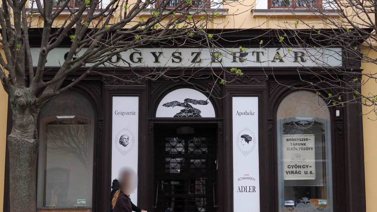Új helyre költözött és megújult a több mint 270 éves Fekete Sas Gyógyszertár