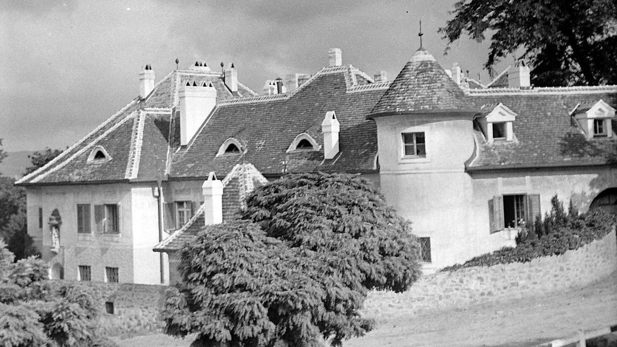 Egykor nagy becsben volt, majd elkártyázták, aztán mégiscsak megmenekült a balatoni gyöngyszem