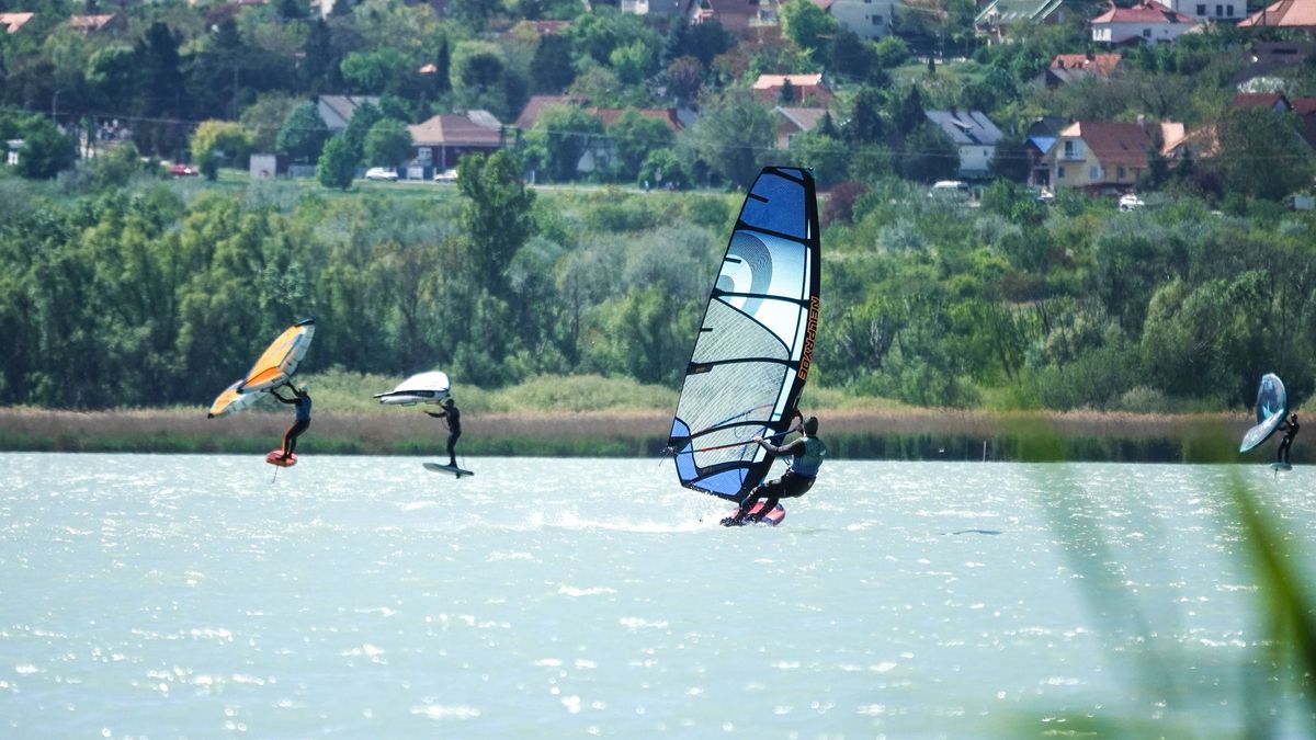 Szél, napfény, élet: berobbant a kite- és szörfszezon a Balatonon (galéria)