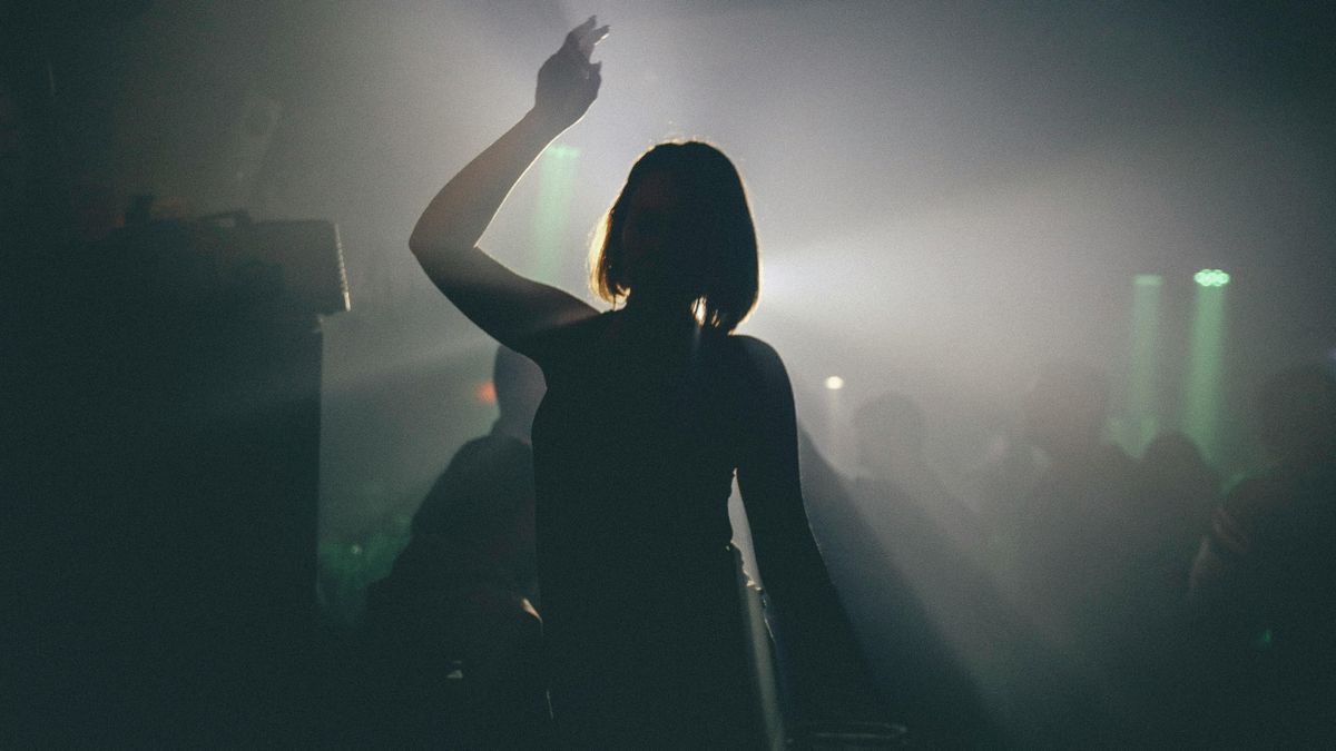 Balatonfüredi szórakozóhelyeken épített ki prostitúciós hálózatokat egy 76 éves férfi