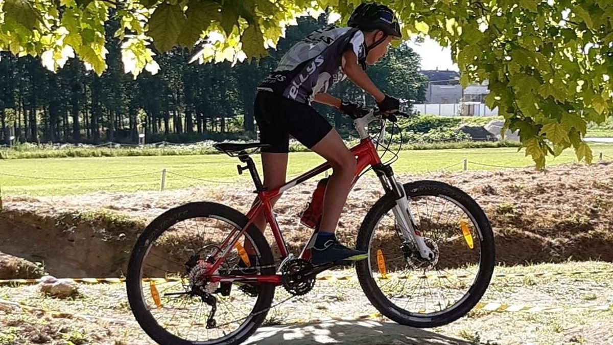 Bajnok tanítja a helyieket az egyedi bringasuliban a Bakonyban