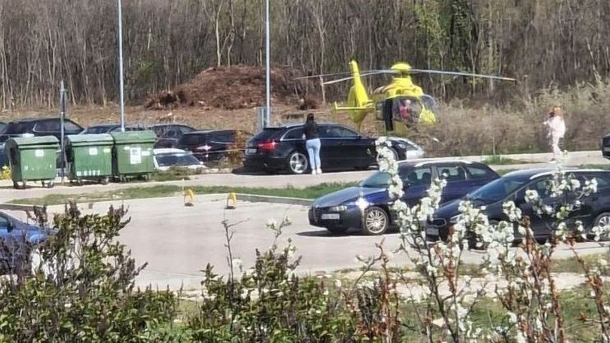 Mentőhelikopter szállt le a veszprémi Jégcsarnoknál