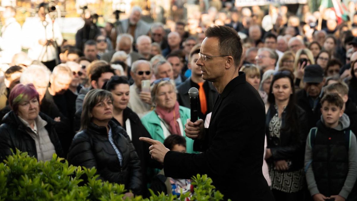 Szijjártó Péter: csak a nemzeti kormány képes kimaradni a háborúból (videó)