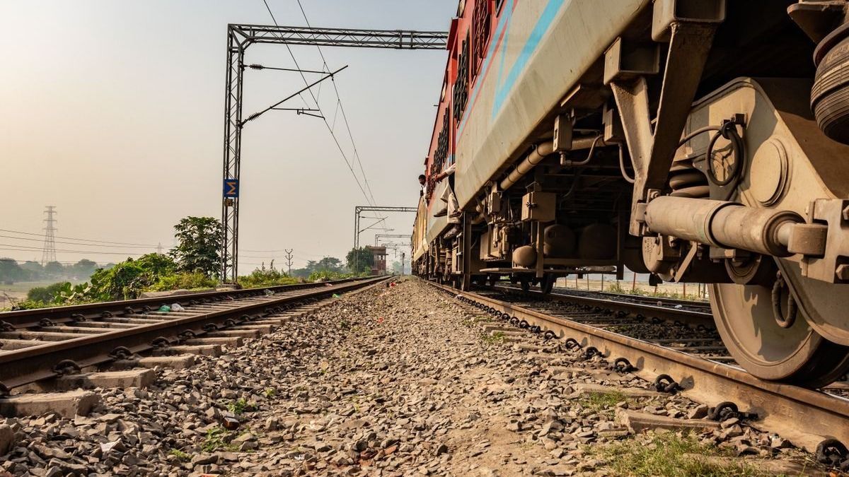 Személyvonat alá esett egy ember Pápa közelében