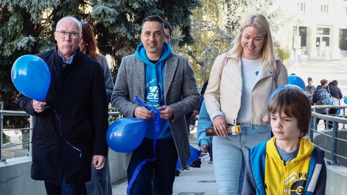 Kékbe borult a Kossuth utca az autizmus világnapja alkalmából (galéria + videó)