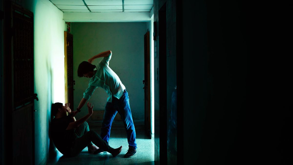 Szomszédjai támadtak rá, háza felgyújtásával fenyegették