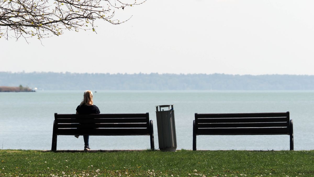 Riasztás a Balatonnál: erős szél után záporok érkeznek