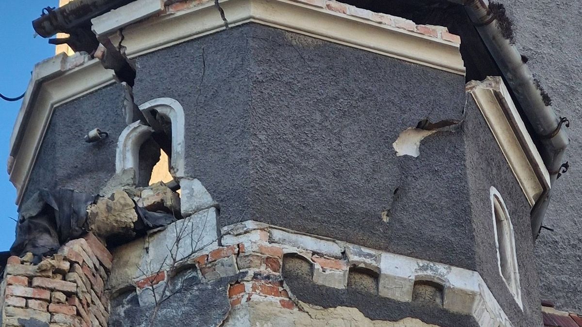 Veszélyessé vált toronyrészt bontottak le a hajmáskéri Katona-kastélynál (galéria)